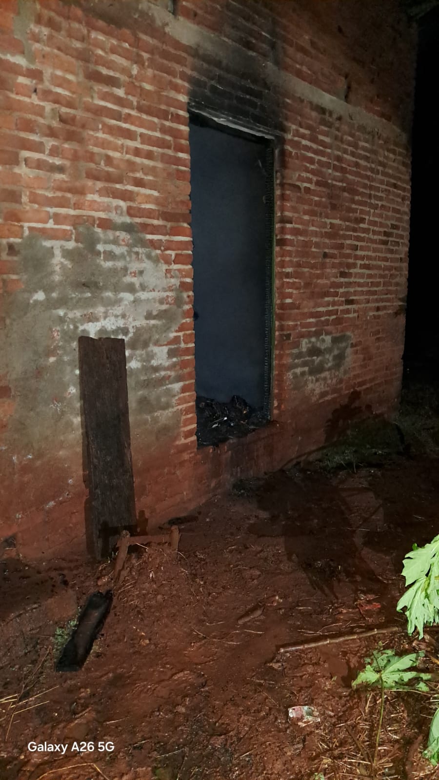 Hallaron a un hombre semi carbonizado tras el incendio de su vivienda en Jardín América 2